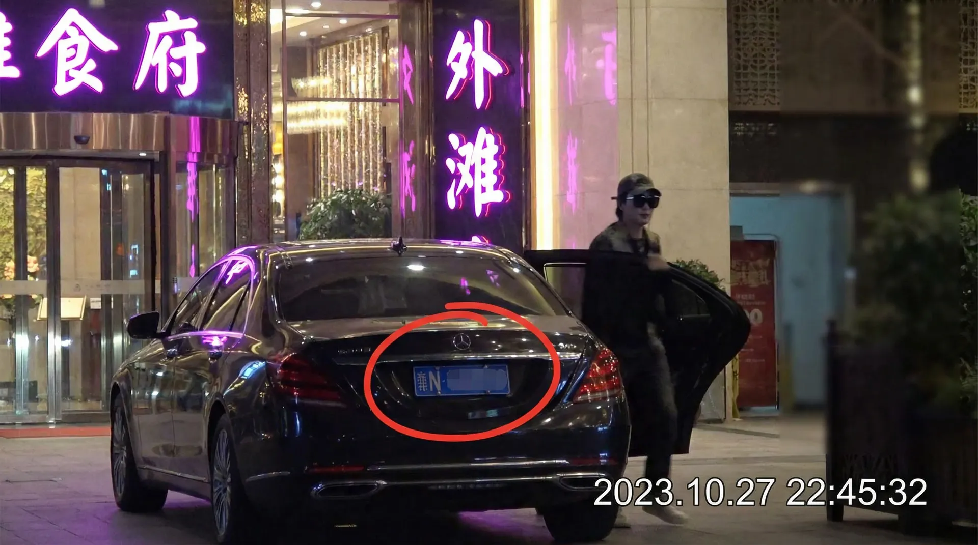骑乘-骑乘视频最新资讯与原创精选|骑乘 - 豪车餐厅外偷拍